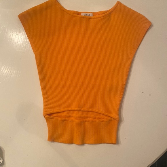 Wilfred top with a cute cut out - Picture 1 of 7